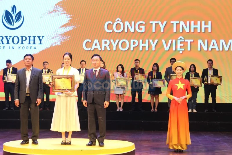 Ông Phạm Xuân Vinh, Phó Chủ tịch thường trực Hiệp hội VATAP trao trao tặng danh hiệu “Thương hiệu Vàng – Logo, Slogan ấn tượng” – năm 2023 cho doanh nghiệp Ông Phạm Xuân Vinh, Phó Chủ tịch thường trực Hiệp hội VATAP trao trao tặng danh hiệu “Thương hiệu Vàng – Logo, Slogan ấn tượng” – năm 2023 cho doanh nghiệp
