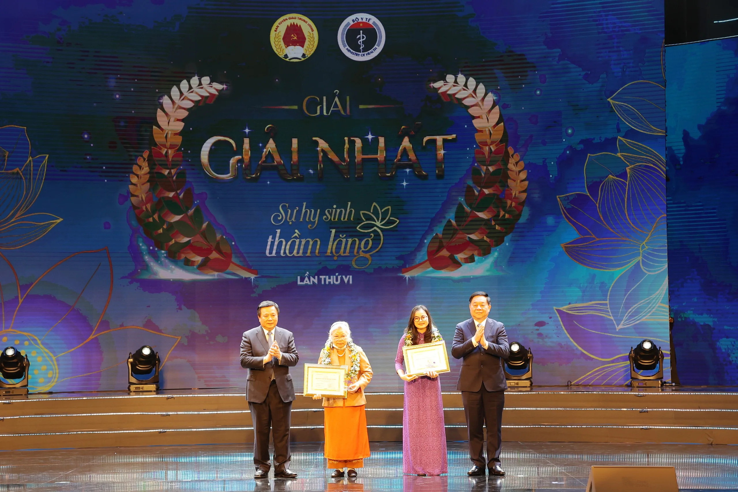 Chủ tịch nước: Các thế hệ thầy thuốc đã vượt qua nhiều gian khó, hết lòng, hết sức cho sứ mệnh cao quý 'chữa bệnh cứu người'- Ảnh 5. Chủ tịch nước: Các thế hệ thầy thuốc đã vượt qua nhiều gian khó, hết lòng, hết sức cho sứ mệnh cao quý 'chữa bệnh cứu người'- Ảnh 5.
