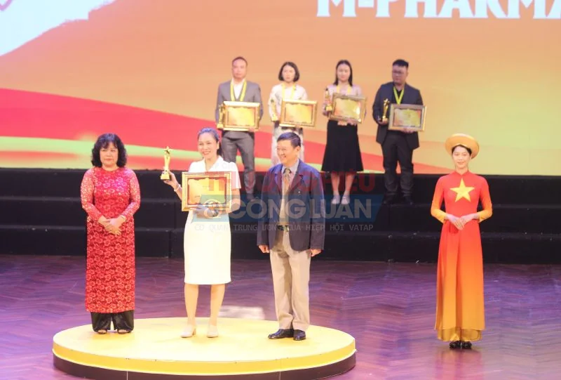 Ông Nguyễn Đăng Sinh - Chủ tịch Hội VATAP trao tặng danh hiệu “Thương hiệu Vàng – Logo, Slogan ấn tượng” – năm 2023 cho đại diện doanh nghiệp (Ảnh: Nguyễn Kiên) Ông Nguyễn Đăng Sinh - Chủ tịch Hội VATAP trao tặng danh hiệu “Thương hiệu Vàng – Logo, Slogan ấn tượng” – năm 2023 cho đại diện doanh nghiệp (Ảnh: Nguyễn Kiên)
