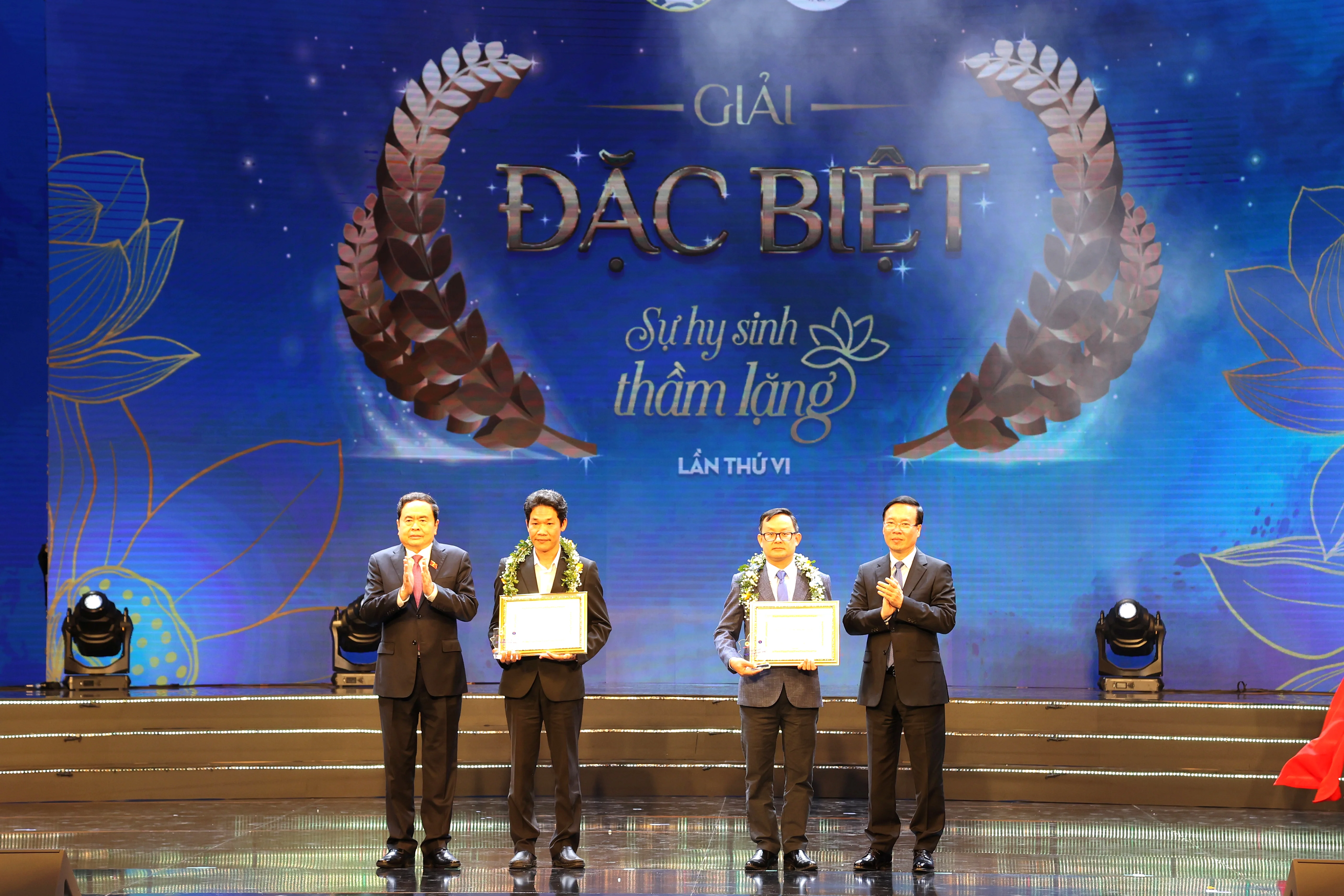 Chủ tịch nước: Các thế hệ thầy thuốc đã vượt qua nhiều gian khó, hết lòng, hết sức cho sứ mệnh cao quý 'chữa bệnh cứu người'- Ảnh 4. Chủ tịch nước: Các thế hệ thầy thuốc đã vượt qua nhiều gian khó, hết lòng, hết sức cho sứ mệnh cao quý 'chữa bệnh cứu người'- Ảnh 4.
