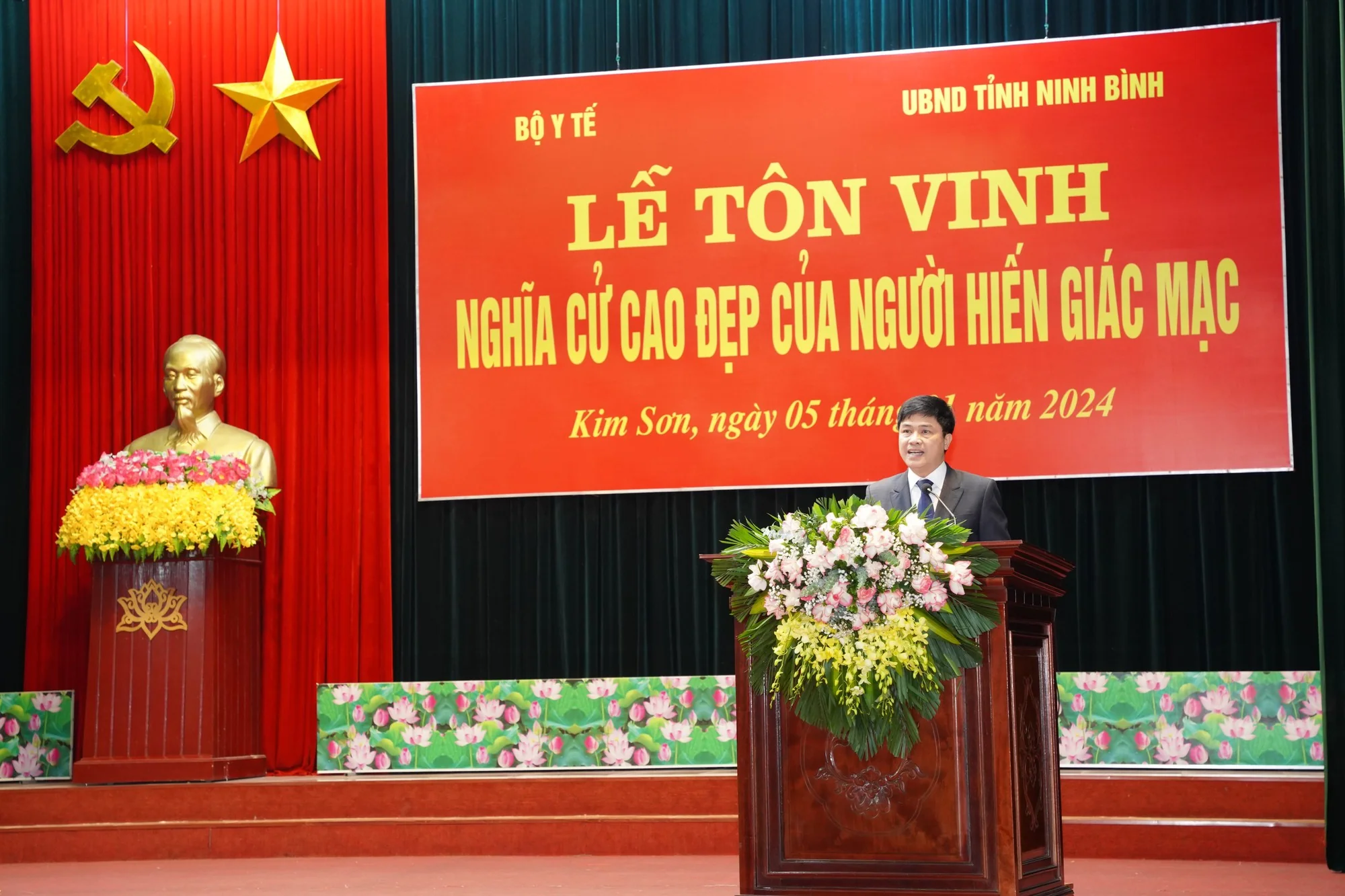 Thứ trưởng Bộ Y tế: 'Cảm ơn các gia đình có người hiến giác mạc đem lại ánh sáng cho những người khác'- Ảnh 3. Thứ trưởng Bộ Y tế: 'Cảm ơn các gia đình có người hiến giác mạc đem lại ánh sáng cho những người khác'- Ảnh 3.