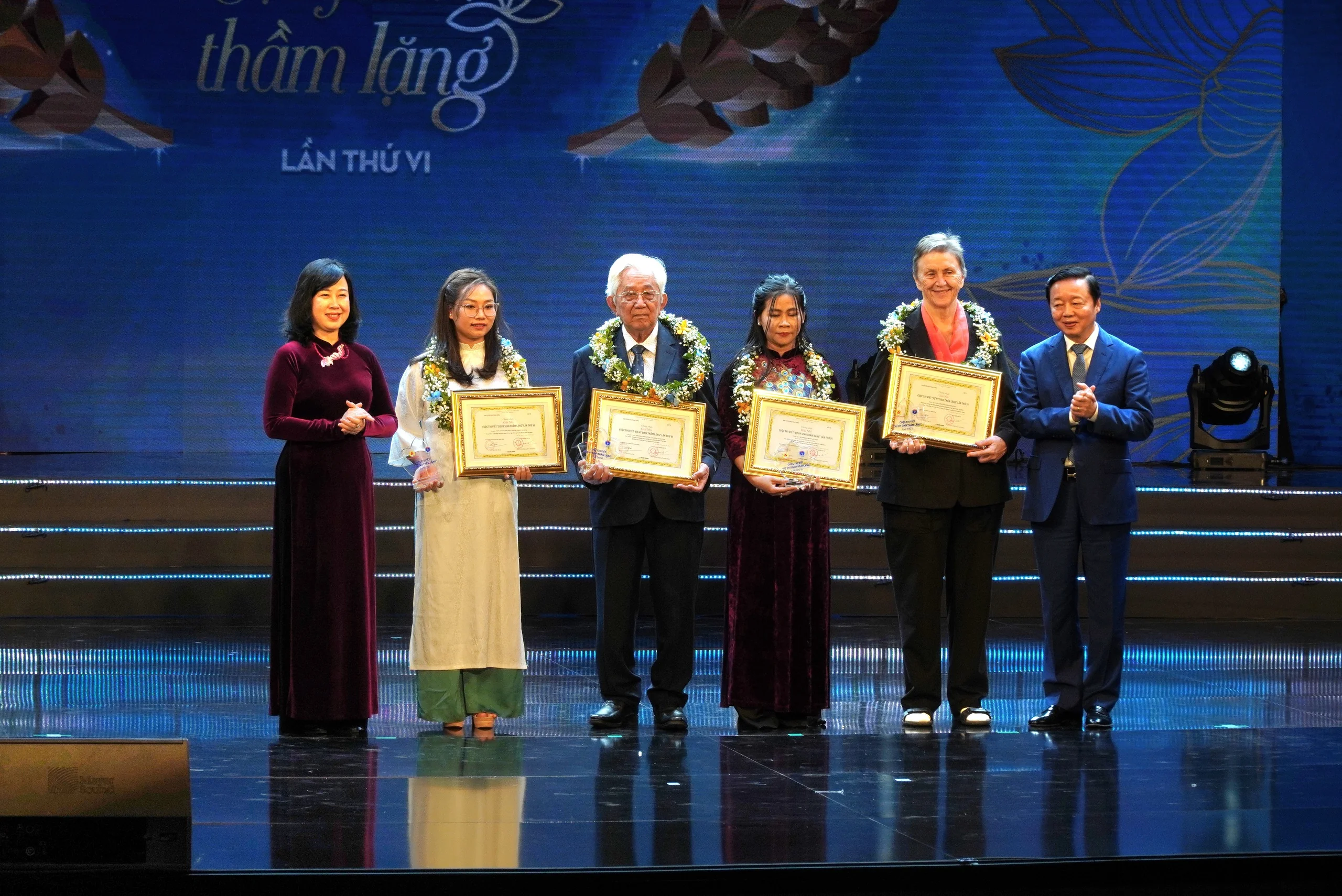 Chủ tịch nước: Các thế hệ thầy thuốc đã vượt qua nhiều gian khó, hết lòng, hết sức cho sứ mệnh cao quý 'chữa bệnh cứu người'- Ảnh 6. Chủ tịch nước: Các thế hệ thầy thuốc đã vượt qua nhiều gian khó, hết lòng, hết sức cho sứ mệnh cao quý 'chữa bệnh cứu người'- Ảnh 6.