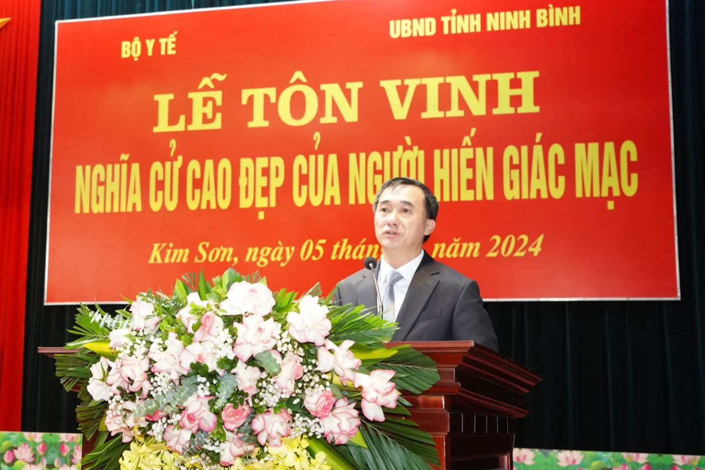 Thứ trưởng Bộ Y tế: 'Cảm ơn các gia đình có người hiến giác mạc đem lại ánh sáng cho những người khác'- Ảnh 2. Thứ trưởng Bộ Y tế: 'Cảm ơn các gia đình có người hiến giác mạc đem lại ánh sáng cho những người khác'- Ảnh 2.