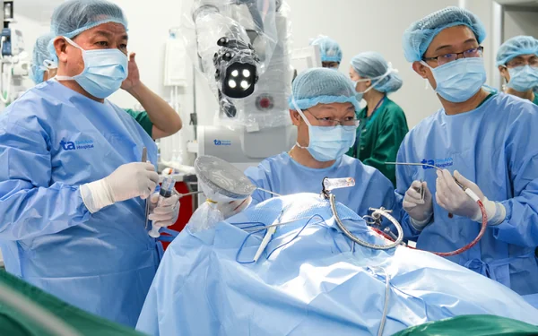 phẫu thuật bằng AI