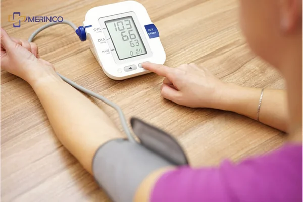 Theo dõi sức khoẻ tim mạch bằng cách đo huyết áp thường xuyên