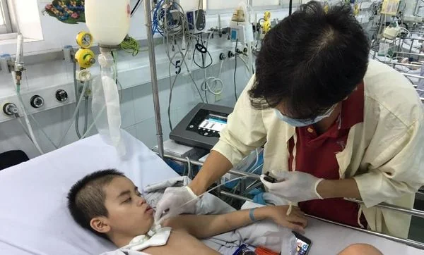 Bệnh nhi mở khí quản