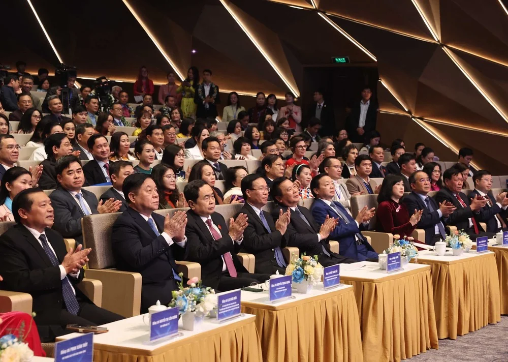 Chủ tịch nước: Các thế hệ thầy thuốc đã vượt qua nhiều gian khó, hết lòng, hết sức cho sứ mệnh cao quý 'chữa bệnh cứu người'- Ảnh 2. Chủ tịch nước: Các thế hệ thầy thuốc đã vượt qua nhiều gian khó, hết lòng, hết sức cho sứ mệnh cao quý 'chữa bệnh cứu người'- Ảnh 2.