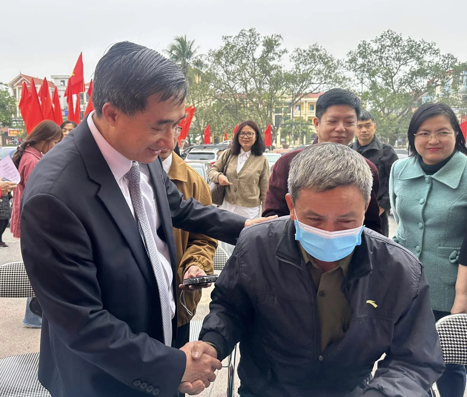 Thứ trưởng Bộ Y tế: 'Cảm ơn các gia đình có người hiến giác mạc đem lại ánh sáng cho những người khác'- Ảnh 1. Thứ trưởng Bộ Y tế: 'Cảm ơn các gia đình có người hiến giác mạc đem lại ánh sáng cho những người khác'- Ảnh 1.
