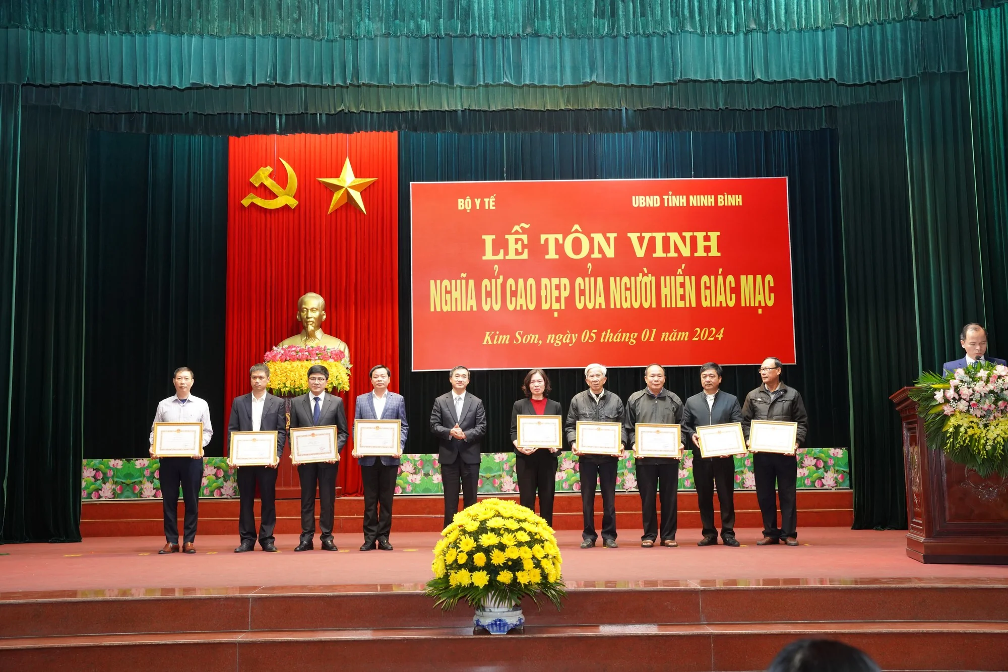 Thứ trưởng Bộ Y tế: 'Cảm ơn các gia đình có người hiến giác mạc đem lại ánh sáng cho những người khác'- Ảnh 4. Thứ trưởng Bộ Y tế: 'Cảm ơn các gia đình có người hiến giác mạc đem lại ánh sáng cho những người khác'- Ảnh 4.