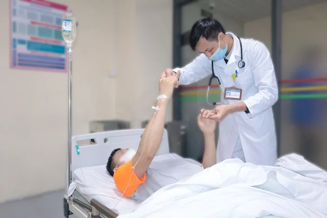 Thời tiết chuyển lạnh, số trường hợp đột quỵ và bệnh tim mạch gia tăng - Ảnh 2.