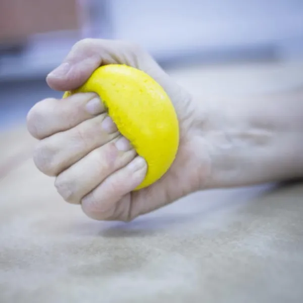 Một số bài tập và kỹ thuật phục hồi chức năng tay sau đột quỵ