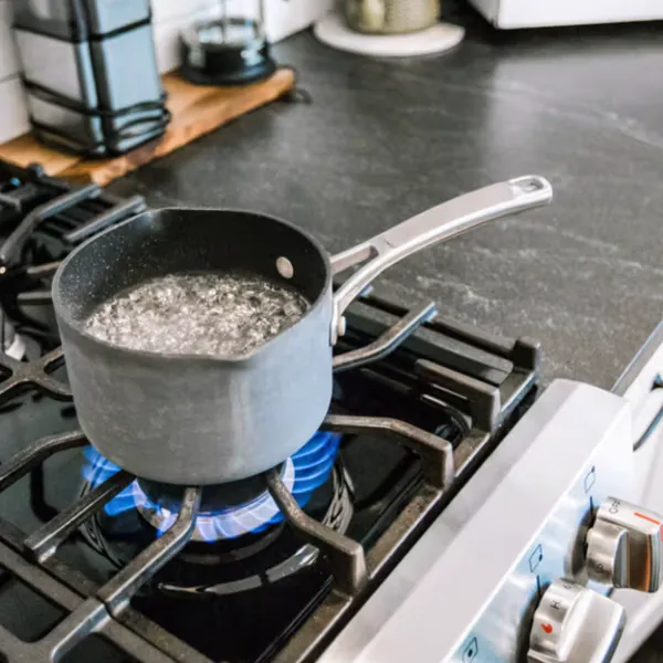 Nước sôi có thể giúp loại bỏ tới 90% hạt vi nhựa