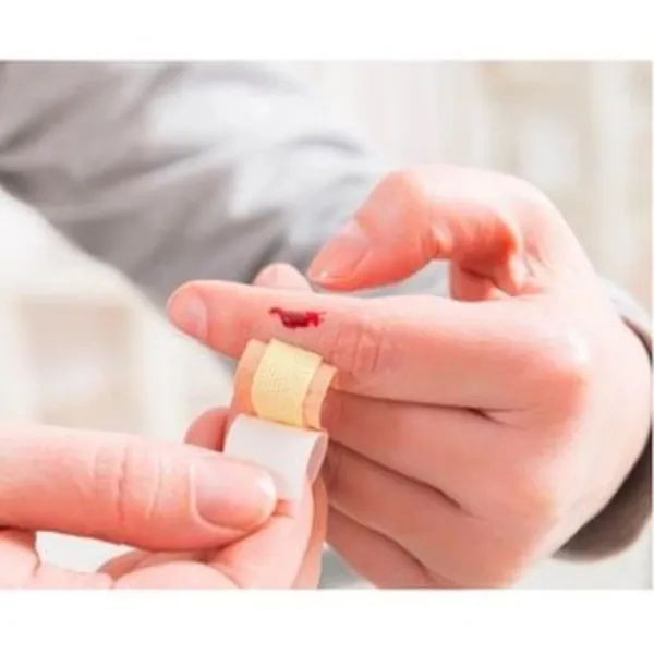 Băng cá nhân: Vật dụng sơ cứu vết thương không thể thiếu