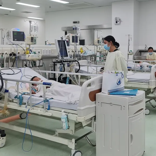 Nhiều trẻ bệnh hô hấp, viện nhi tăng phòng khám
