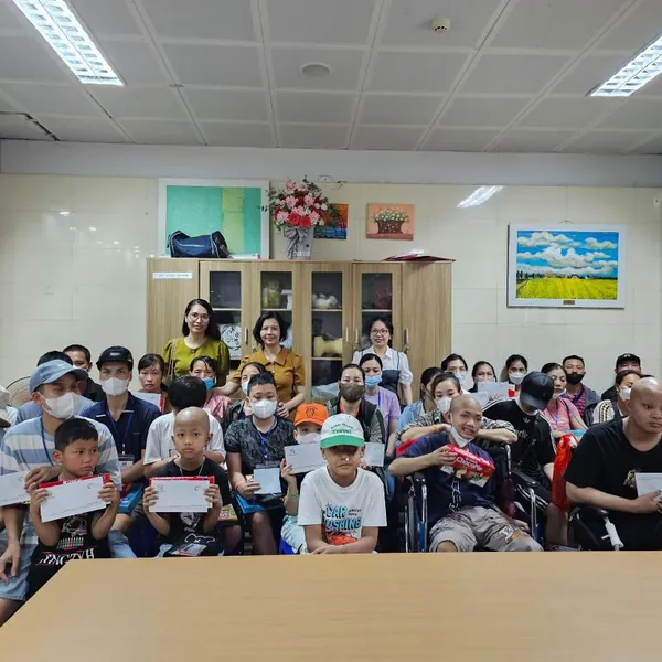 Công ty TNHH Thương mại Quốc tế Merinco đến thăm và tặng quà cho các bệnh nhi đang điều trị tại Bệnh viện K nhân ngày 01/06