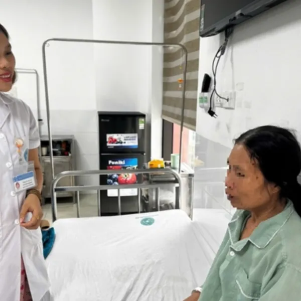 Giải cứu' cho bệnh nhân ung thư 9 năm đeo hậu môn nhân tạo