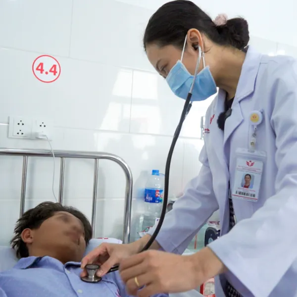 Bé trai 14 tuổi đột quỵ xuất huyết não