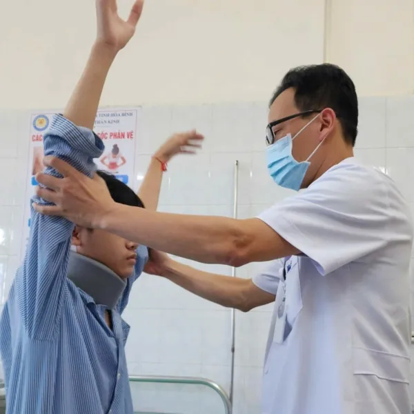 Đột ngột liệt chân tay sau nhiều giờ nằm xem điện thoại